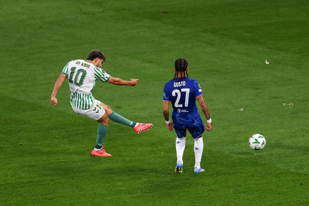 不可触碰的美，若昂-内维斯女友马达莱娜晒暗黑风妆造